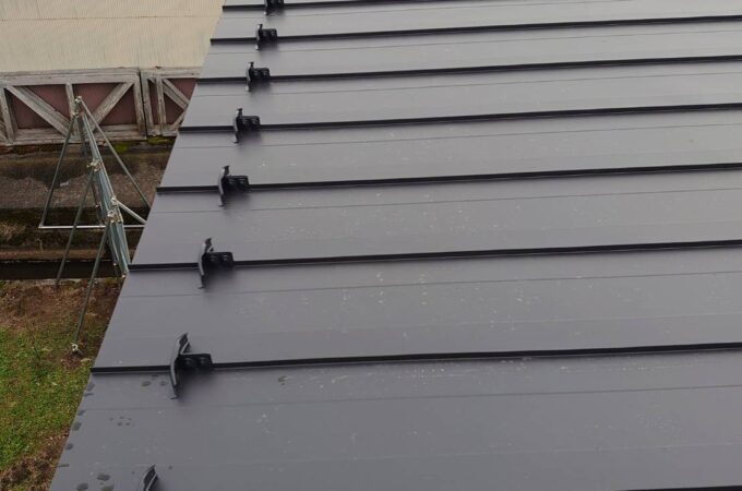 福島県猪苗代町　戸建て住宅　屋根板金工事の葺(ふ)き替え作業と壁の修復工事